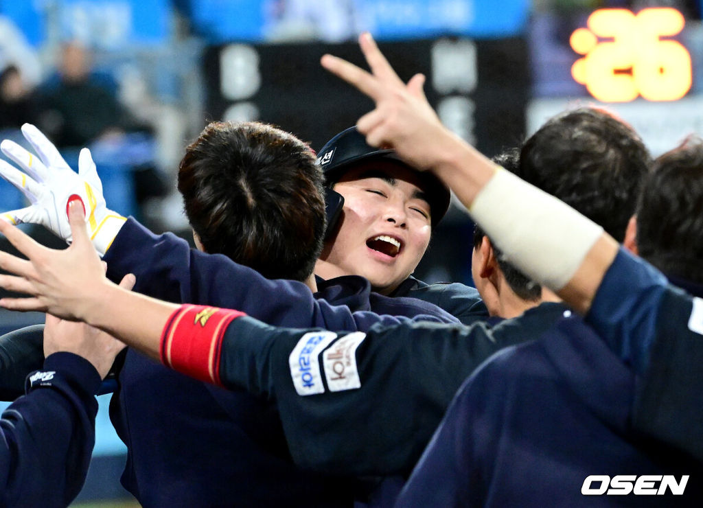 22일 대구 삼성라이온즈파크에서 ‘2025 신한 SOL Bank KBO리그’ 포스트시즌 플레이오프 4차전 삼성 라이온즈와 한화 이글스의 경기가 열렸다.삼성은 원태인, 한화는 정우주를 선발로 내세웠다.5회초 2사 2, 3루 상황 한화 문현빈이 달아나는 우월 스리런포를 날리고 홈을 밟은 뒤 더그아웃 동료들과 기뻐하고 있다. 2025.10.22 / dreamer@osen.co.kr