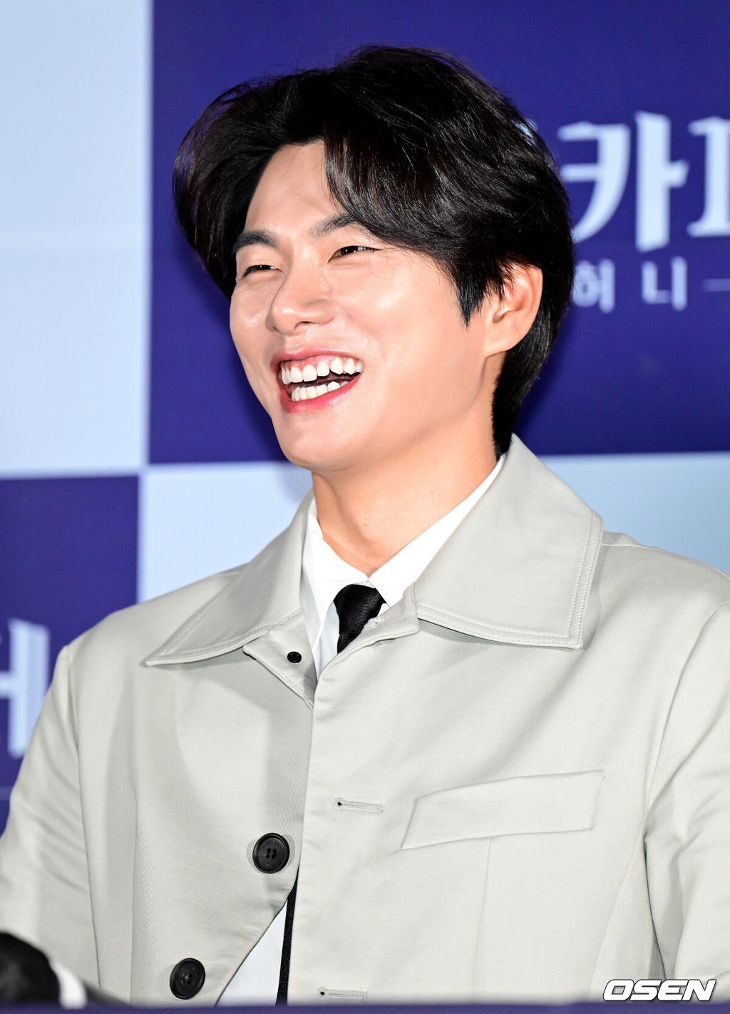 11일 오후 서울 용산 CGV에서 영화 ‘심야카페: 미씽 허니’ (감독 정윤수) 언론시사회 및 기자간담회가 열렸다.영화 '심야카페: 미씽 허니'는 결혼식 당일 사라진 연인을 찾아 나선 여자가 밤 12시부터 해 뜰 때까지 문을 여는 시공간이 초월된 심야카페에 초대되며 펼쳐지는 이야기를 그린 작품이다.배우 이이경이 인사말을 준비하며 미소짓고 있다. 2022.11.11 / dreamer@osen.co.kr