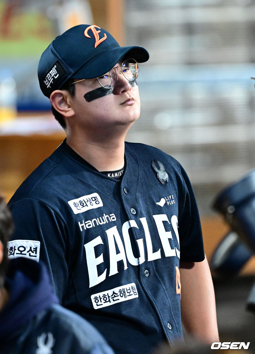 22일 대구 삼성라이온즈파크에서 ‘2025 신한 SOL Bank KBO리그’ 포스트시즌 플레이오프 4차전 삼성 라이온즈와 한화 이글스의 경기가 열렸다.삼성은 원태인, 한화는 정우주를 선발로 내세웠다.6회말 2사 1, 2루 상황 한화 투수 김서현이 마운드를 내려와 생각에 잠겨있다. 2025.10.22 / dreamer@osen.co.kr