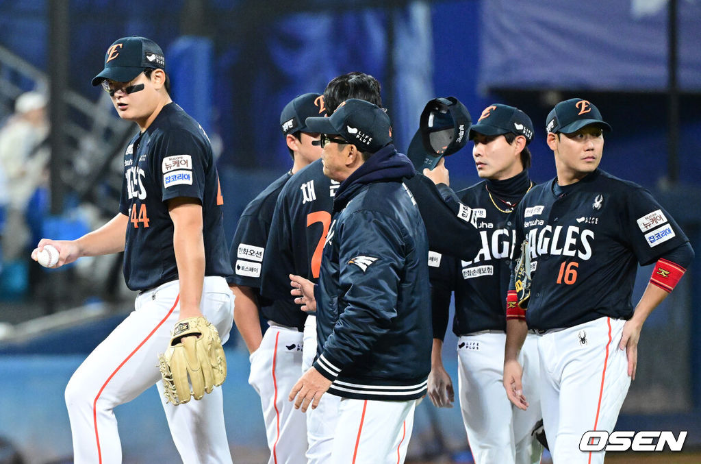 22일 대구 삼성라이온즈파크에서 ‘2025 신한 SOL Bank KBO리그’ 포스트시즌 플레이오프 4차전 삼성 라이온즈와 한화 이글스의 경기가 열렸다.삼성은 원태인, 한화는 정우주를 선발로 내세웠다.6회말 무사 1, 2루 상황 한화 김서현이 마운드에 오르고 있다. 2025.10.22 / dreamer@osen.co.kr