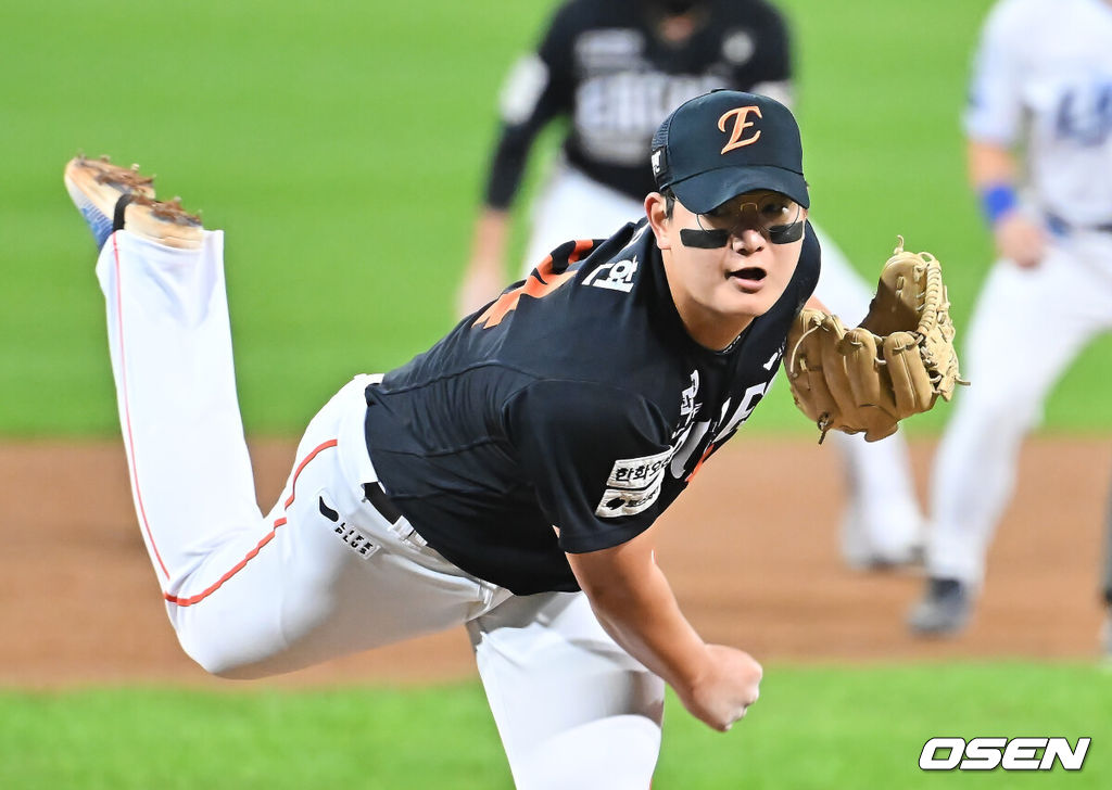 22일 대구 삼성라이온즈파크에서 2025 신한 SOL뱅크 KBO 플레이오프 삼성 라이온즈와 한화 이글스의 4차전 경기가 열렸다. 홈팀 삼성은 원태인이, 방문팀 한화는 정우주가 선발 투수로 출전했다.한화 이글스 김서현이 역투하고 있다. 2025.10.22 / foto0307@osen.co.kr