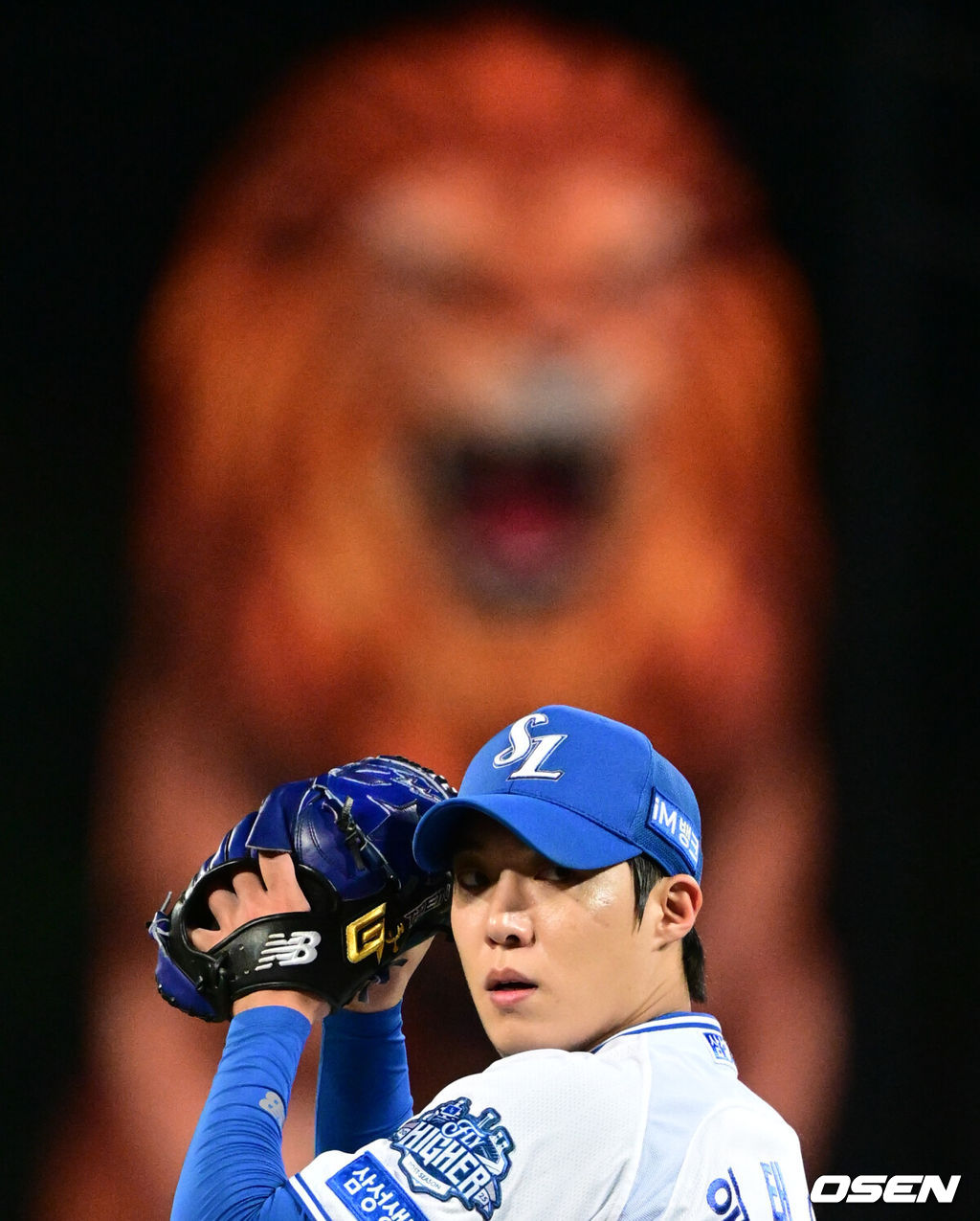 22일 대구 삼성라이온즈파크에서 2025 신한 SOL Bank KBO리그 포스트시즌 플레이오프 4차전 삼성 라이온즈와 한화 이글스의 경기가 열렸다.홈팀 삼성은 원태인, 방문팀 한화는 정우주를 선발로 내세웠다.1회초 삼성 원태인이 투구를 준비하고 있다. 2025.10.22 /cej@osen.co.kr