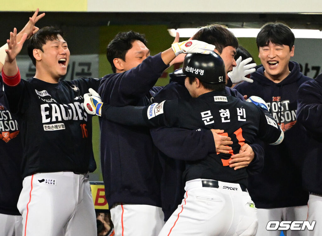 22일 대구 삼성라이온즈파크에서 2025 신한 SOL Bank KBO리그 포스트시즌 플레이오프 4차전 삼성 라이온즈와 한화 이글스의 경기가 열렸다.홈팀 삼성은 원태인, 방문팀 한화는 정우주를 선발로 내세웠다.5회초 2사 2,3루 한화 문현빈이 3점 홈런을 날린 뒤 축하를 받고 있다. 2025.10.22 /cej@osen.co.kr