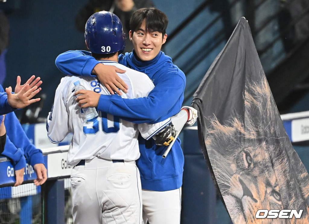 22일 대구 삼성라이온즈파크에서 2025 신한 SOL뱅크 KBO 플레이오프 삼성 라이온즈와 한화 이글스의 4차전 경기가 열렸다. 홈팀 삼성은 원태인이, 방문팀 한화는 정우주가 선발 투수로 출전했다.삼성 라이온즈 김영웅이 7회말 1사 1,2루 우월 역전 3점 홈런을 치고 원태인의 축하를 받고 있다. 2025.10.22 / foto0307@osen.co.kr