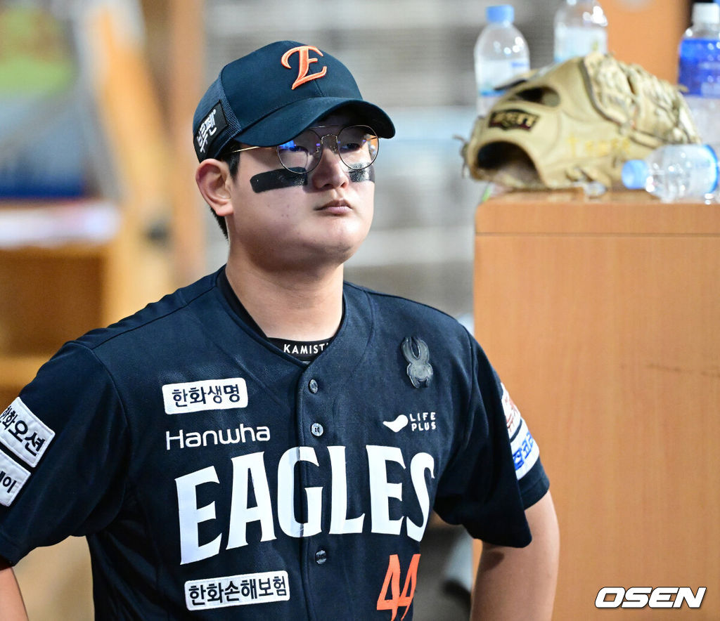 22일 대구 삼성라이온즈파크에서 ‘2025 신한 SOL Bank KBO리그’ 포스트시즌 플레이오프 4차전 삼성 라이온즈와 한화 이글스의 경기가 열렸다.삼성은 원태인, 한화는 정우주를 선발로 내세웠다.6회말 2사 1, 2루 상황 한화 투수 김서현이 마운드를 내려와 생각에 잠겨 있다. 2025.10.22 / dreamer@osen.co.kr