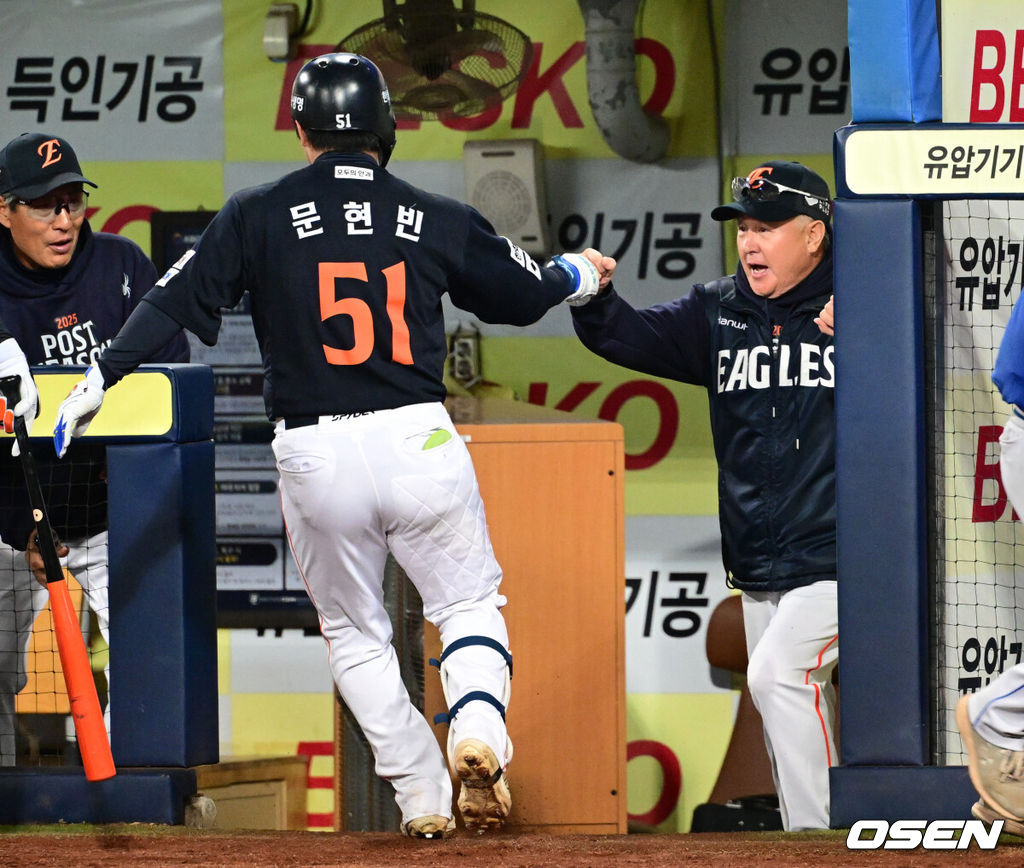 22일 대구 삼성라이온즈파크에서 2025 신한 SOL Bank KBO리그 포스트시즌 플레이오프 4차전 삼성 라이온즈와 한화 이글스의 경기가 열렸다.홈팀 삼성은 원태인, 방문팀 한화는 정우주를 선발로 내세웠다.5회초 2사 2,3루 한화 문현빈이 3점 홈런을 날린 뒤 김경문 감독의 축하를 받고 있다. 2025.10.22 /cej@osen.co.kr