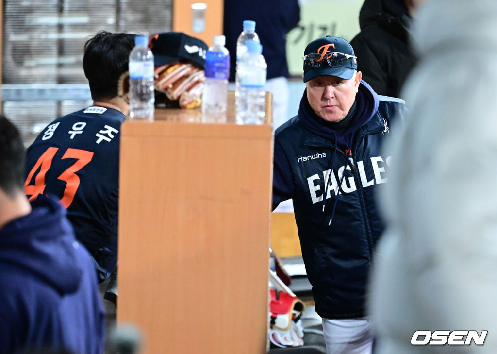 22일 대구 삼성라이온즈파크에서 ‘2025 신한 SOL Bank KBO리그’ 포스트시즌 플레이오프 4차전 삼성 라이온즈와 한화 이글스의 경기가 열렸다.삼성은 원태인, 한화는 정우주를 선발로 내세웠다.4회말 1사 1루 상황 한화 선발 정우주가 마운드를 내려온 뒤 김경문 감독과 인사를 나누고 있다. 2025.10.22 / dreamer@osen.co.kr