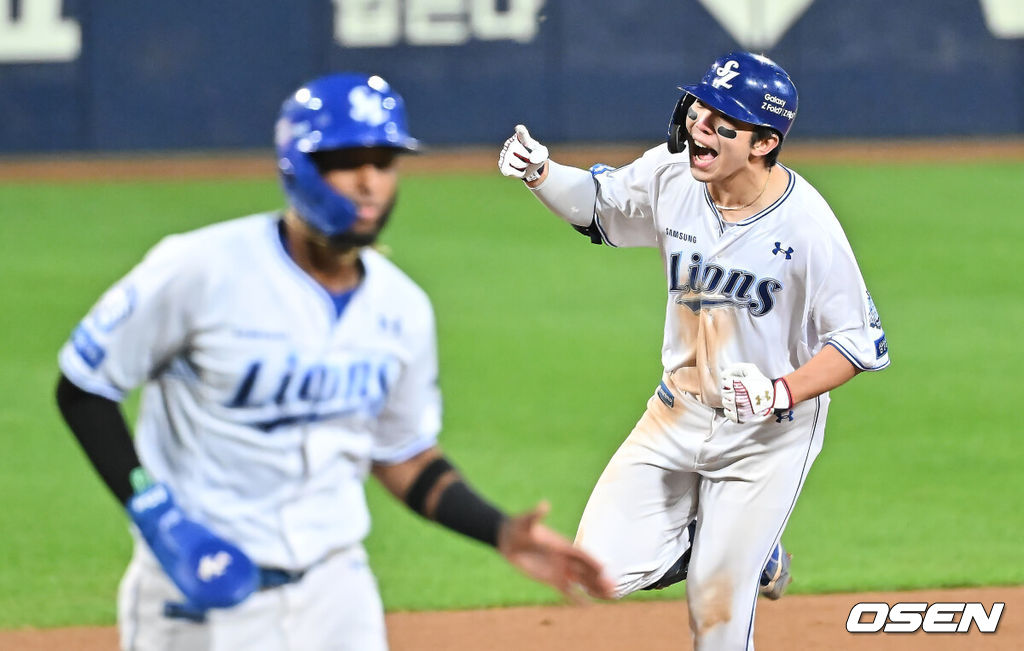 22일 대구 삼성라이온즈파크에서 2025 신한 SOL뱅크 KBO 플레이오프 삼성 라이온즈와 한화 이글스의 4차전 경기가 열렸다. 홈팀 삼성은 원태인이, 방문팀 한화는 정우주가 선발 투수로 출전했다.삼성 라이온즈 김영웅이 6회말 1사 1,3루 우월 동점 3점 홈런을 치고 기뻐하고 있다. 2025.10.22 / foto0307@osen.co.kr
