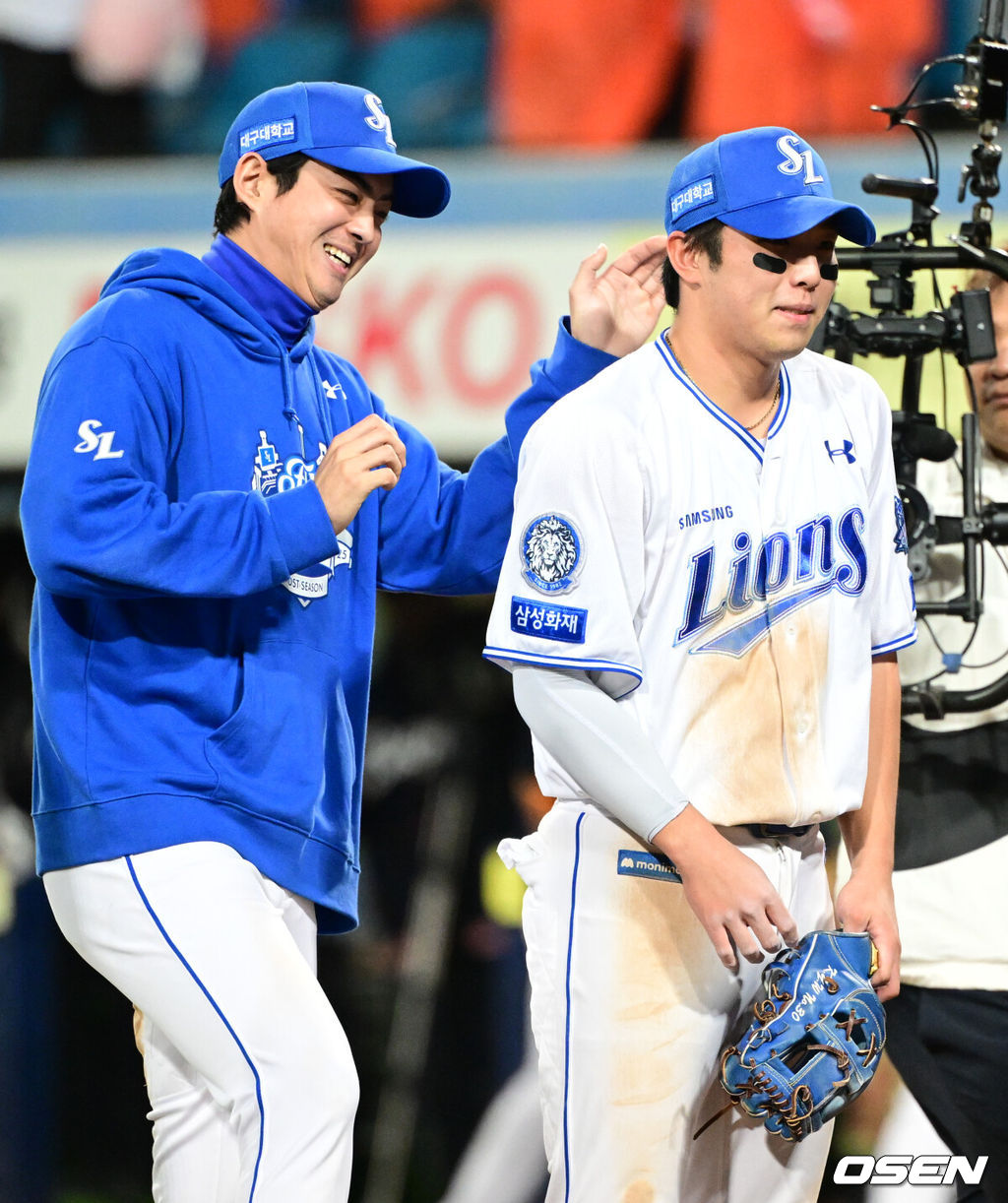 프로야구 삼성 라이온즈가 아직 플레이오프는 끝나지 않았다고 외쳤다. 김영웅의 미친 대활약에 힘입어 시리즈를 5차전으로 끌고 간다.삼성은 22일 대구 삼성 라이온즈파크에서 열린 '2025 신한 SOL뱅크 KBO리그' 포스트스진 플레이오프 4차전 한화 이글스와의 경기에서 7-4로 역전승을 거뒀다. 이로써 삼성은 시리즈 전적 2승2패를 만들며 승부를 5차전까지 끌고 갔다. 5차전은 오는 24일 대전 한화생명볼파크에서 열린다. 이날 김영웅이 동점 스리런 홈런과 역전 스리런 홈런을 연달아 뽑아내며 승리를 이끌었다. 김영웅은 이날 6타점을 더하면서 2017년 두산 오재일과 함께 단일 플레이오프 최다 타점(12타점) 타이를 이뤘다.삼성 구자욱, 김영웅이 승리를 기뻐하고 있다. 2025.10.22 /cej@osen.co.kr