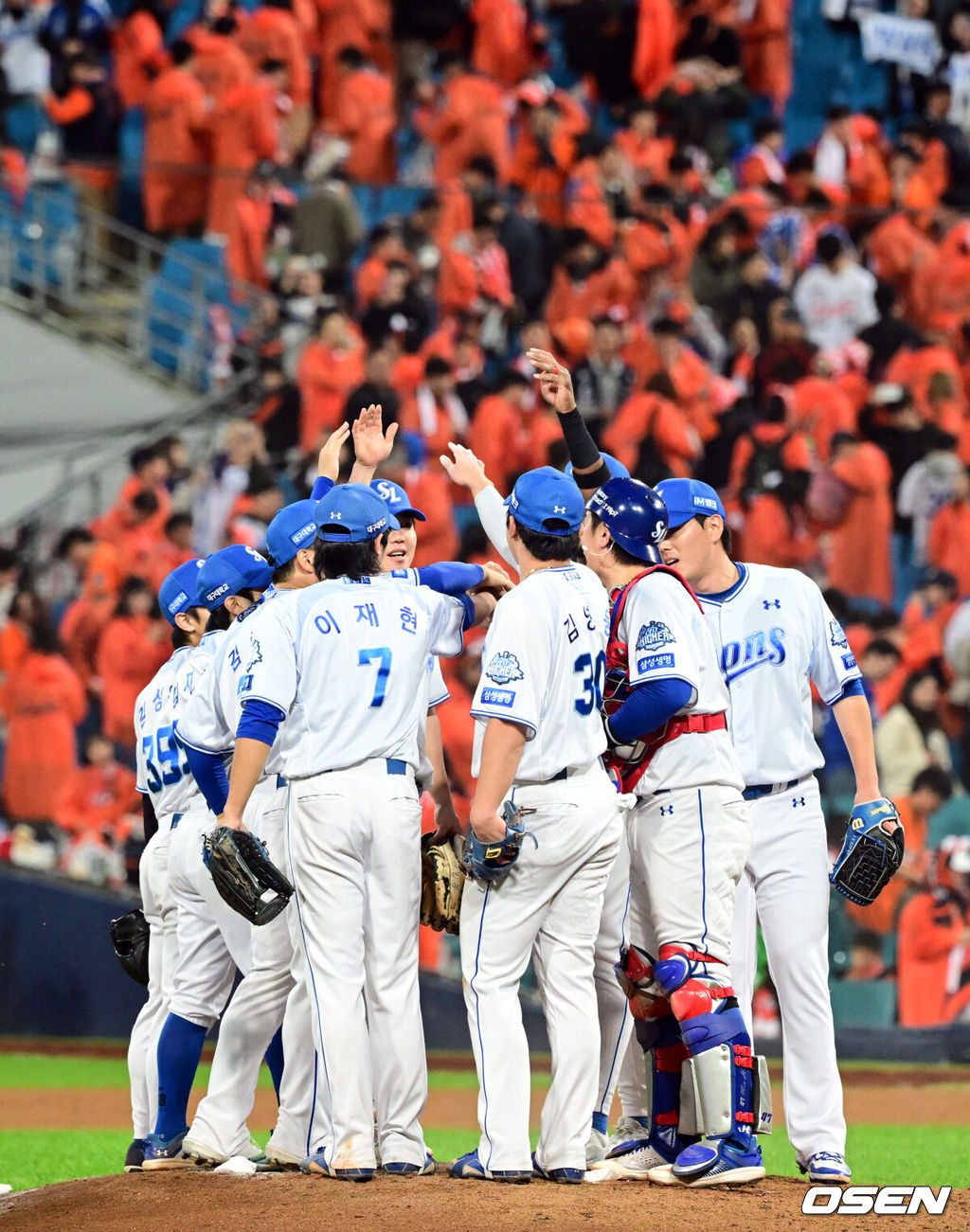 프로야구 삼성 라이온즈가 아직 플레이오프는 끝나지 않았다고 외쳤다. 김영웅의 미친 대활약에 힘입어 시리즈를 5차전으로 끌고 간다.삼성은 22일 대구 삼성 라이온즈파크에서 열린 '2025 신한 SOL뱅크 KBO리그' 포스트스진 플레이오프 4차전 한화 이글스와의 경기에서 7-4로 역전승을 거뒀다. 이로써 삼성은 시리즈 전적 2승2패를 만들며 승부를 5차전까지 끌고 갔다. 5차전은 오는 24일 대전 한화생명볼파크에서 열린다. 이날 김영웅이 동점 스리런 홈런과 역전 스리런 홈런을 연달아 뽑아내며 승리를 이끌었다. 김영웅은 이날 6타점을 더하면서 2017년 두산 오재일과 함께 단일 플레이오프 최다 타점(12타점) 타이를 이뤘다.삼성이 승리를 기뻐하고 있다. 2025.10.22 /cej@osen.co.kr