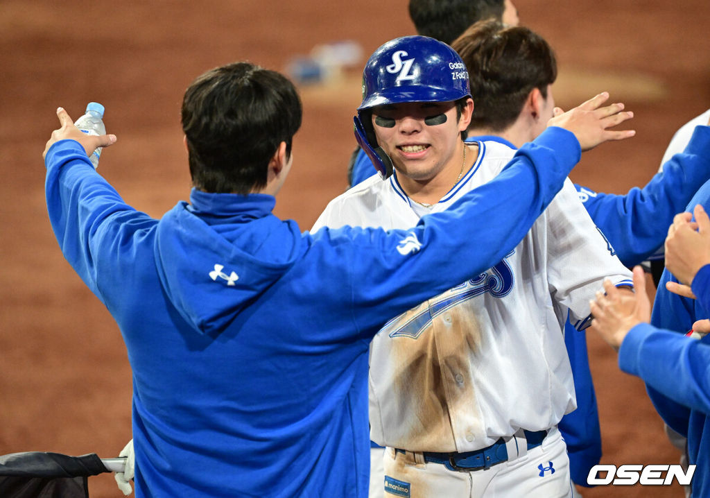 프로야구 삼성 라이온즈가 아직 플레이오프는 끝나지 않았다고 외쳤다. 김영웅의 미친 대활약에 힘입어 시리즈를 5차전으로 끌고 간다.삼성은 22일 대구 삼성 라이온즈파크에서 열린 '2025 신한 SOL뱅크 KBO리그' 포스트스진 플레이오프 4차전 한화 이글스와의 경기에서 7-4로 역전승을 거뒀다. 이로써 삼성은 시리즈 전적 2승2패를 만들며 승부를 5차전까지 끌고 갔다. 5차전은 오는 24일 대전 한화생명볼파크에서 열린다. 이날 김영웅이 동점 스리런 홈런과 역전 스리런 홈런을 연달아 뽑아내며 승리를 이끌었다. 김영웅은 이날 6타점을 더하면서 2017년 두산 오재일과 함께 단일 플레이오프 최다 타점(12타점) 타이를 이뤘다.7회말 1사 1,2루 삼성 김영웅이 역전 3점 홈런을 날린 뒤 원태인의 축하를 받고 있다. 6회 동점 3점 홈런에 이은 멀티 홈런. 2025.10.22 /cej@osen.co.kr