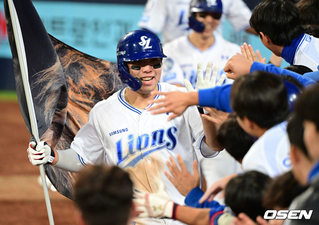 22일 대구 삼성라이온즈파크에서 2025 신한 SOL Bank KBO리그 포스트시즌 플레이오프 4차전 삼성 라이온즈와 한화 이글스의 경기가 열렸다.홈팀 삼성은 원태인, 방문팀 한화는 정우주를 선발로 내세웠다.6회말 1사 1,3루 삼성 김영웅이 동점 3점 홈런을 날리니 뒤 더그아웃에서 축하를 받고 있다. 2025.10.22 /cej@osen.co.kr