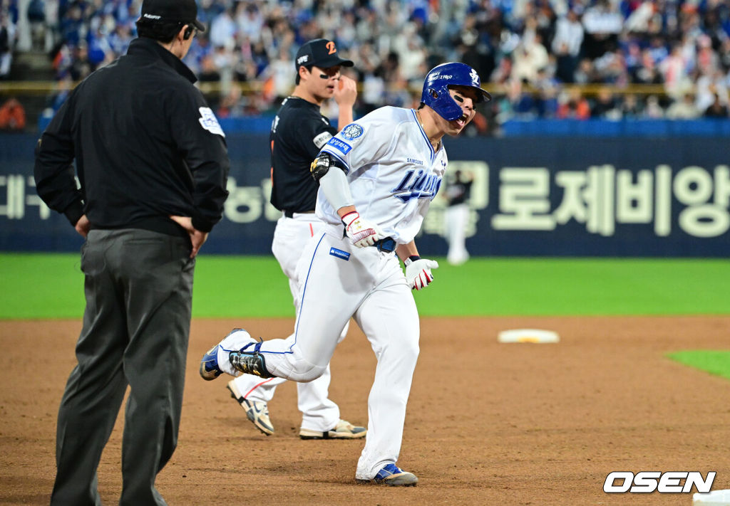 21일 대구 삼성라이온즈파크에서 2025 신한 SOL Bank KBO리그 포스트시즌 플레이오프 3차전 삼성 라이온즈와 한화 이글스의 경기가 열렸다.홈팀 삼성은 후라도, 방문팀 한화는 류현진을 선발로 내세웠다.4회말 1사 1,2루에서 삼성 김영웅이 역전 3점 홈런을 날린뒤 베이스를 돌고 있다. 2025.10.21 /cej@osen.co.kr