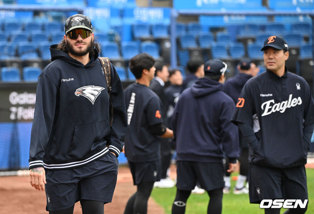 21일 대구 삼성라이온즈파크에서 2025 신한 SOL Bank KBO리그 포스트시즌 플레이오프 3차전 삼성 라이온즈와 한화 이글스의 경기가 열린다.홈팀 삼성은 후라도, 방문팀 한화는 류현진을 선발로 내세웠다.한화 폰세가 훈련을 나서고 있다. 2025.10.21 /cej@osen.co.kr