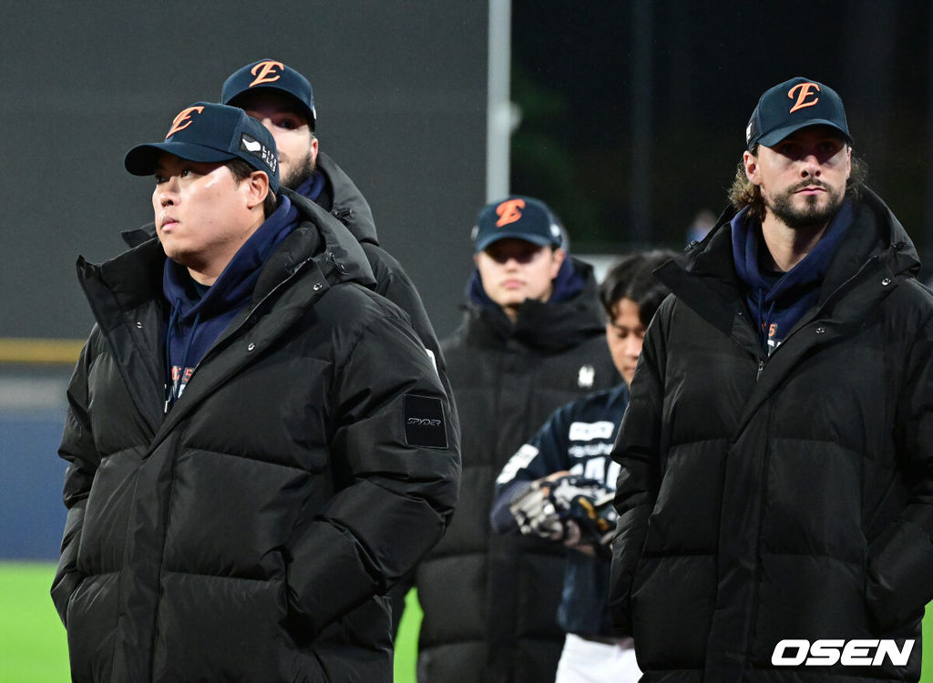 22일 대구 삼성라이온즈파크에서 ‘2025 신한 SOL Bank KBO리그’ 포스트시즌 플레이오프 4차전 삼성 라이온즈와 한화 이글스의 경기가 열렸다.삼성은 원태인, 한화는 정우주를 선발로 내세웠다.경기를 앞두고 한화 류현진, 폰세, 와이스, 문동주가 더그아웃으로 향하고 있다. 2025.10.22 / dreamer@osen.co.kr