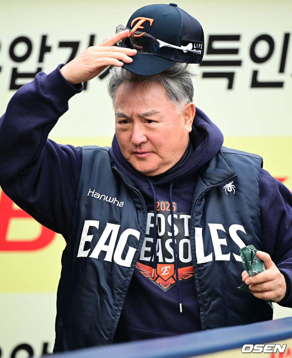 22일 대구 삼성라이온즈파크에서 2025 신한 SOL Bank KBO리그 포스트시즌 플레이오프 4차전 삼성 라이온즈와 한화 이글스의 경기가 열린다.홈팀 삼성은 원태인, 방문팀 한화는 정우주를 선발로 내세웠다.한화 김경문 감독이 선수단 훈련을 지켜보고 있다. 2025.10.22 /cej@osen.co.kr