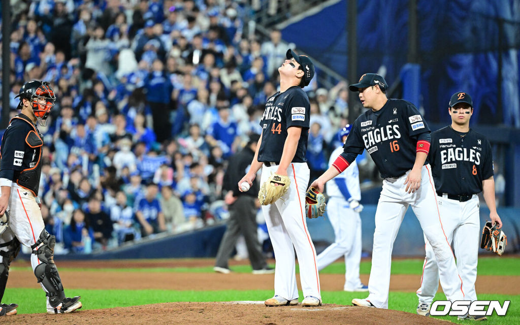 22일 대구 삼성라이온즈파크에서 ‘2025 신한 SOL Bank KBO리그’ 포스트시즌 플레이오프 4차전 삼성 라이온즈와 한화 이글스의 경기가 열렸다.삼성은 원태인, 한화는 정우주를 선발로 내세웠다.6회말 2사 1, 2루 상황 한화 투수 김서현이 마운드를 내려가며 동료들의 격려를 받고 있다. 2025.10.22 / dreamer@osen.co.kr