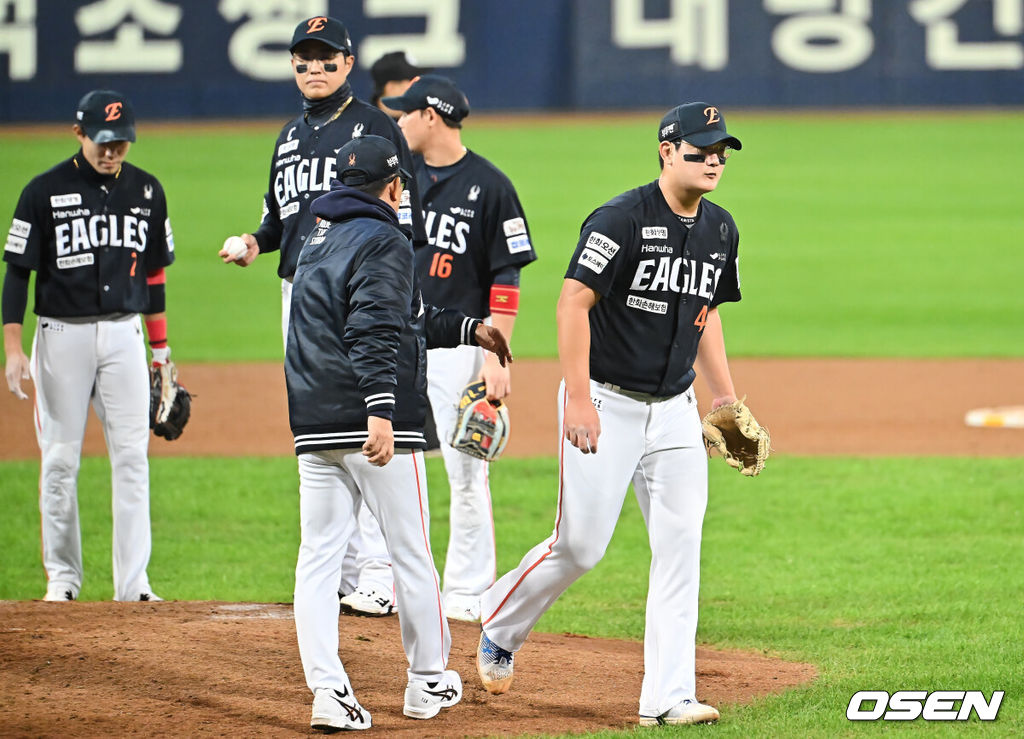 22일 대구 삼성라이온즈파크에서 2025 신한 SOL뱅크 KBO 플레이오프 삼성 라이온즈와 한화 이글스의 4차전 경기가 열렸다. 홈팀 삼성은 원태인이, 방문팀 한화는 정우주가 선발 투수로 출전했다.한화 이글스 김서현이 6회말 삼성 라이온즈 김영웅에게 동점 3점 홈런을 허용한 후 교체되고 있다. 2025.10.22 / foto0307@osen.co.kr