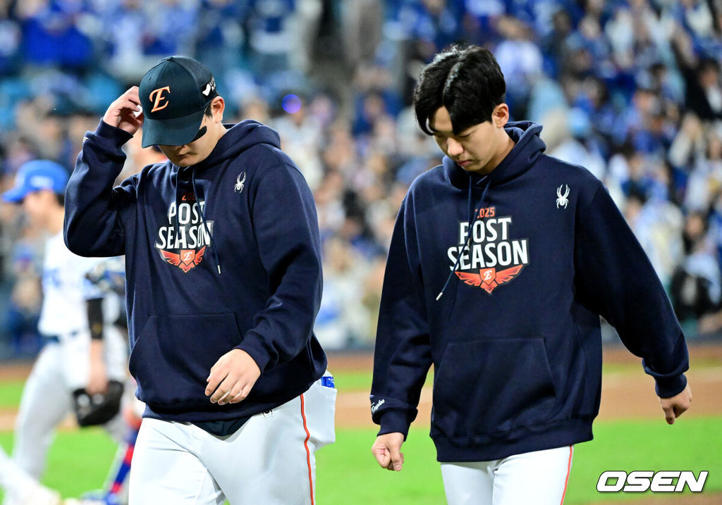 프로야구 삼성 라이온즈가 김영웅의 대활약에 힘입어 플레이오프를 5차전으로 끌고 간다.삼성은 22일 대구 삼성 라이온즈파크에서 열린 '2025 신한 SOL뱅크 KBO리그' 포스트스진 플레이오프 4차전 한화 이글스와의 경기에서 7-4로 역전승을 거뒀다. 이로써 삼성은 시리즈 전적 2승2패를 만들며 승부를 5차전까지 끌고 갔다. 이날 김영웅이 동점 스리런 홈런과 역전 스리런 홈런을 연달아 뽑아내며 승리를 이끌었다. 경기를 마치고 한화 김서현-황준서를 비롯한 선수들이 팬들에게 인사한 뒤 그라운드를 나서고 있다. 2025.10.22 / dreamer@osen.co.kr