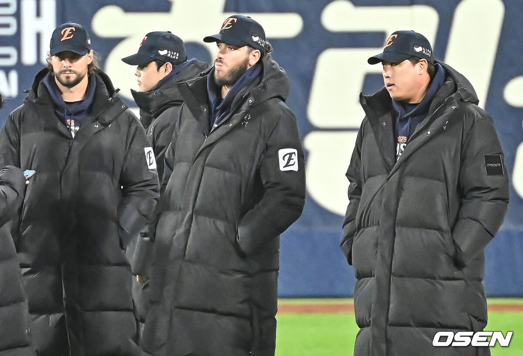 22일 대구 삼성라이온즈파크에서 2025 신한 SOL뱅크 KBO 플레이오프 삼성 라이온즈와 한화 이글스의 4차전 경기가 열렸다. 홈팀 삼성은 원태인이, 방문팀 한화는 정우주가 선발 투수로 출전했다.한화 이글스 류현진, 폰세, 와이스, 문동주가 얘기를 하고 있다. 2025.10.22 / foto0307@osen.co.kr