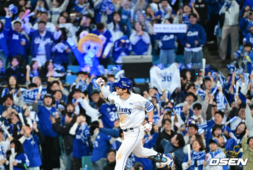 22일 대구 삼성라이온즈파크에서 ‘2025 신한 SOL Bank KBO리그’ 포스트시즌 플레이오프 4차전 삼성 라이온즈와 한화 이글스의 경기가 열렸다.삼성은 원태인, 한화는 정우주를 선발로 내세웠다.7회말 1사 1, 2루 상황 삼성 김영웅이 역전 우월 스리런포를 날리고 그라운드를 돌며 기뻐하고 있다. 2025.10.22 / dreamer@osen.co.kr