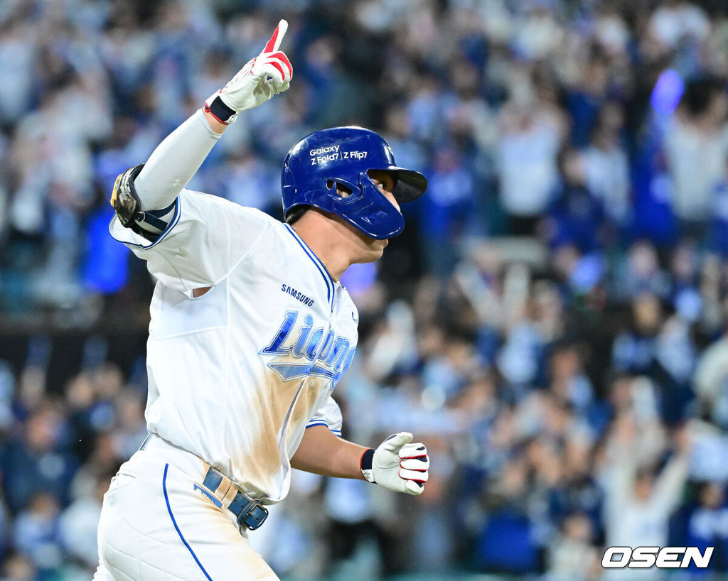 22일 대구 삼성라이온즈파크에서 ‘2025 신한 SOL Bank KBO리그’ 포스트시즌 플레이오프 4차전 삼성 라이온즈와 한화 이글스의 경기가 열렸다.삼성은 원태인, 한화는 정우주를 선발로 내세웠다.6회말 1사 1, 3루 상황 삼성 김영웅이 동점 우월 스리런포를 날리고 그라운드를 돌며 환호하고 있다. 2025.10.22 / dreamer@osen.co.kr