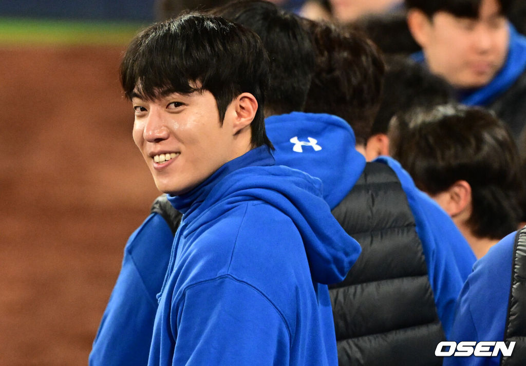 22일 대구 삼성라이온즈파크에서 2025 신한 SOL Bank KBO리그 포스트시즌 플레이오프 4차전 삼성 라이온즈와 한화 이글스의 경기가 열렸다.홈팀 삼성은 원태인, 방문팀 한화는 정우주를 선발로 내세웠다.7회말 1사 1,2루 삼성 김영웅의 역전 3점 홈런에 원태인이 기뻐하고 있다. 2025.10.22 /cej@osen.co.kr