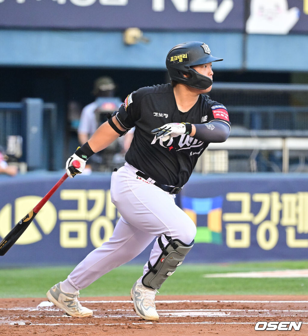 23일 오후 서울 잠실구장에서 ‘2025 신한 SOL BANK KBO리그’ 두산 베어스와 KT 위즈의 경기가 진행됐다.이날 경기에서 두산은 제환유를, KT는 패트릭을 선발투수로 내세웠다.1회초 1사 1,3루 KT 강백호가 선취 1타점 적시타를 날리고 있다.   2025.08.23 / soul1014@osen.co.kr
