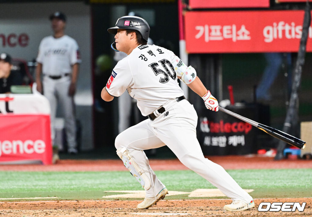 4일 오후 수원 KT 위즈 파크에서 ‘2025 신한 SOL BANK KBO리그’ KT 위즈와 LG 트윈스의 경기가 진행됐다. 이날 경기 KT는 문용익을, LG는 송승기를 선발투수로 내세웠다.5회말 2사 2루 KT 대타 강백호가 역전 1타점 적시타를 날리고 있다. .  2025.09.04 / soul1014@osen.co.kr