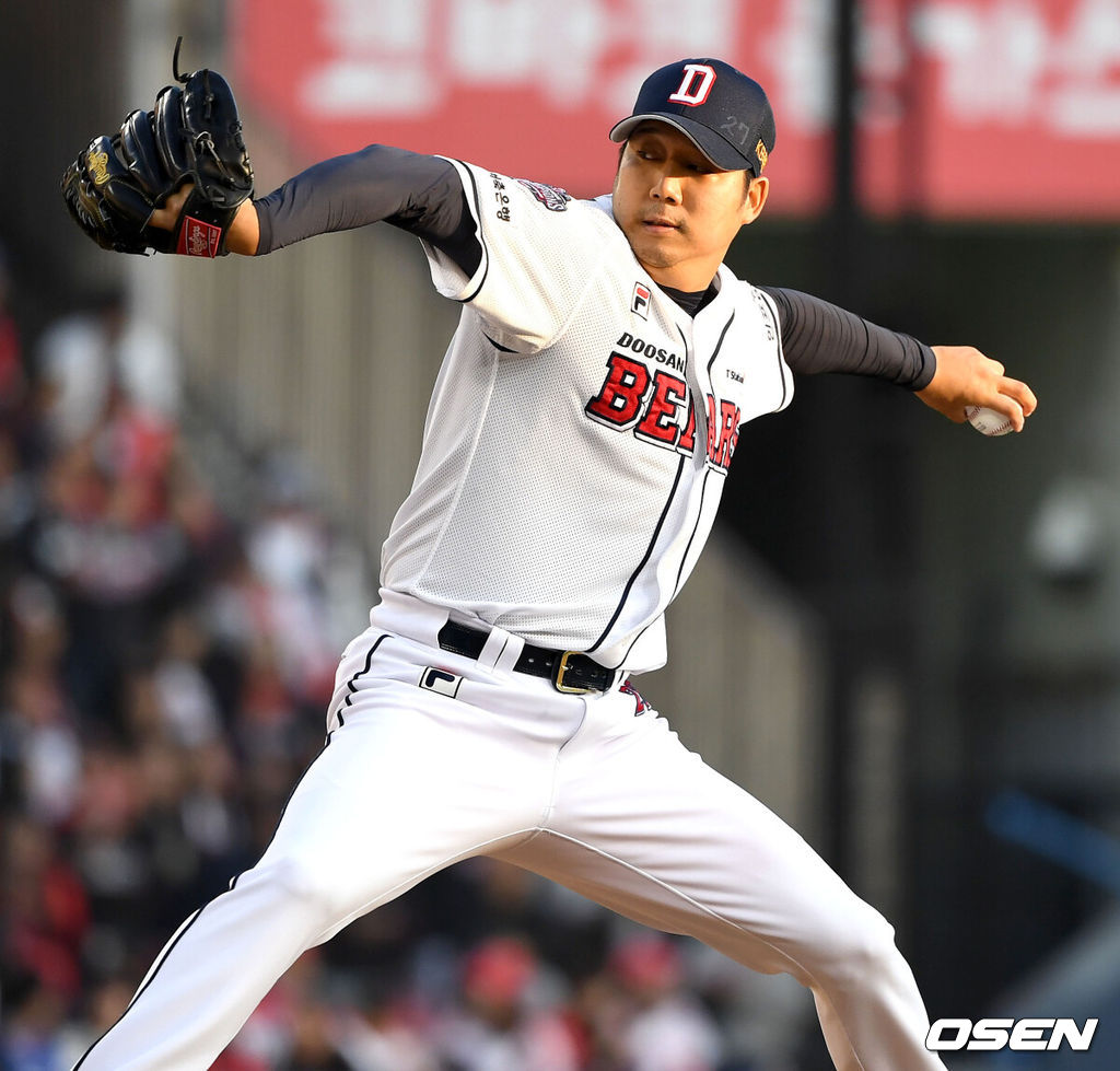 4일 서울 잠실야구장에서 '2018 신한은행 MY CAR KBO 포스트시즌' 한국시리즈 1차전 두산 베어스와 SK 와이번스의 경기가 열렸다.7회초 2사 2루 상황 마운드에 오른 두산 투수 장원준이 힘차게 공을 뿌리고 있다. /dreamer@osen.co.kr