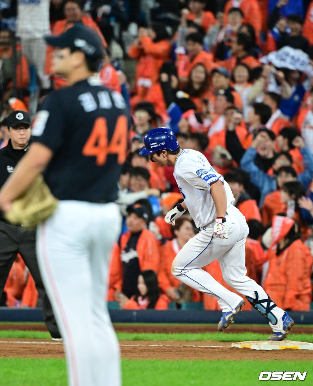 22일 대구 삼성라이온즈파크에서 2025 신한 SOL Bank KBO리그 포스트시즌 플레이오프 4차전 삼성 라이온즈와 한화 이글스의 경기가 열렸다.홈팀 삼성은 원태인, 방문팀 한화는 정우주를 선발로 내세웠다.6회말 1사 1,3루 삼성 김영웅이 동점 3점 홈런을 날리니 뒤 베이스를 돌고 있다. 2025.10.22 /cej@osen.co.kr