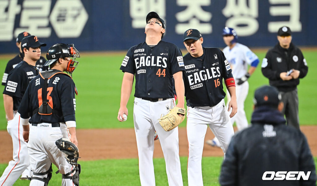 22일 대구 삼성라이온즈파크에서 2025 신한 SOL뱅크 KBO 플레이오프 삼성 라이온즈와 한화 이글스의 4차전 경기가 열렸다. 홈팀 삼성은 원태인이, 방문팀 한화는 정우주가 선발 투수로 출전했다.한화 이글스 김서현이 6회말 삼성 라이온즈 김영웅에게 동점 3점 홈런을 허용한 후 교체되고 있다. 2025.10.22 / foto0307@osen.co.kr