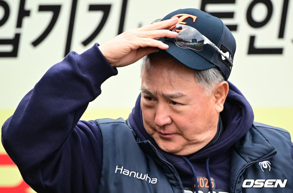 22일 대구 삼성라이온즈파크에서 2025 신한 SOL Bank KBO리그 포스트시즌 플레이오프 4차전 삼성 라이온즈와 한화 이글스의 경기가 열린다.홈팀 삼성은 원태인, 방문팀 한화는 정우주를 선발로 내세웠다.한화 김경문 감독이 선수단 훈련을 지켜보고 있다. 2025.10.22 /cej@osen.co.kr