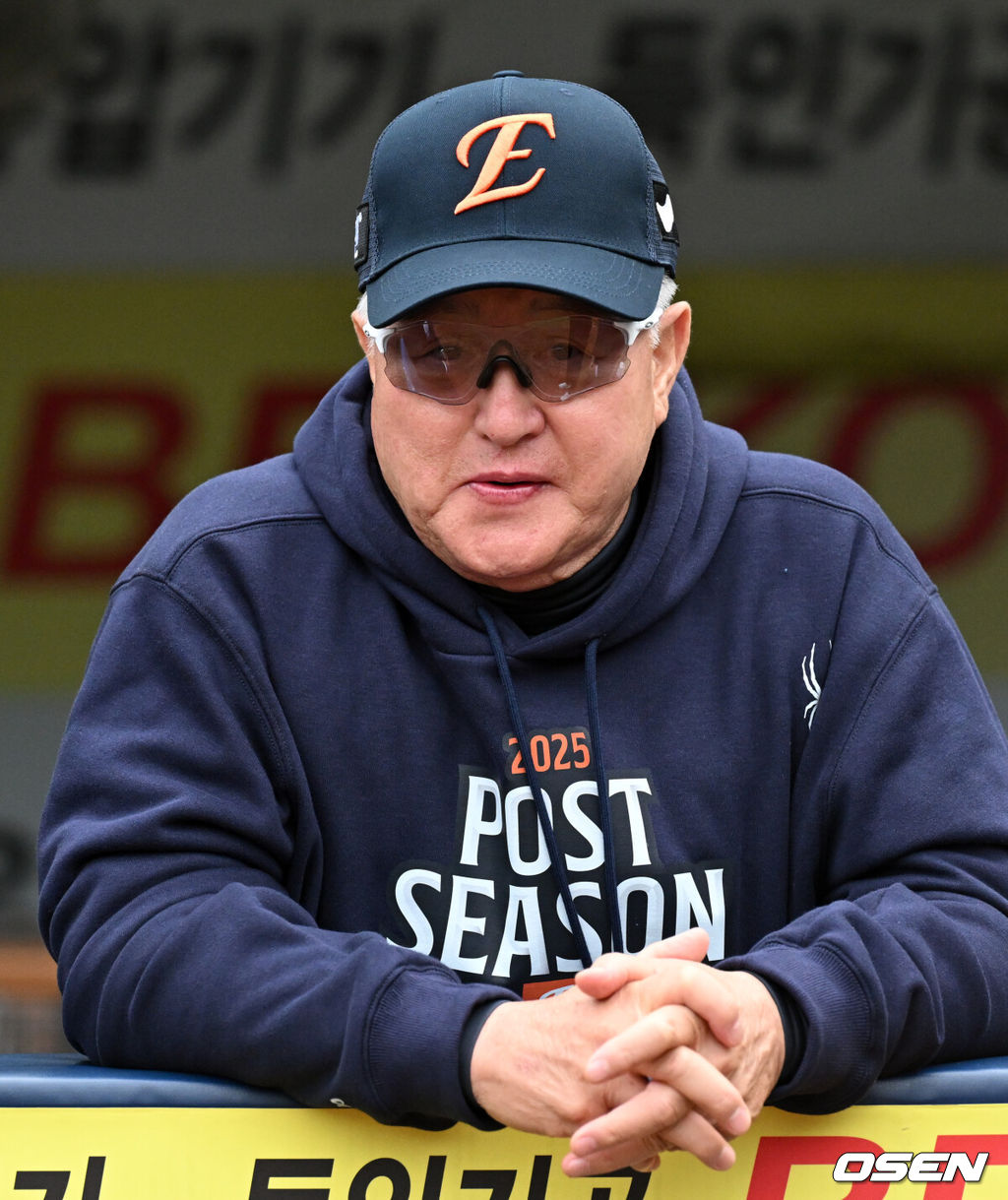 21일 대구 삼성라이온즈파크에서 2025 신한 SOL Bank KBO리그 포스트시즌 플레이오프 3차전 삼성 라이온즈와 한화 이글스의 경기가 열린다. 한화 김경문 감독이 선수단 훈련을 지켜보고 있다. 2025.10.21 /cej@osen.co.kr