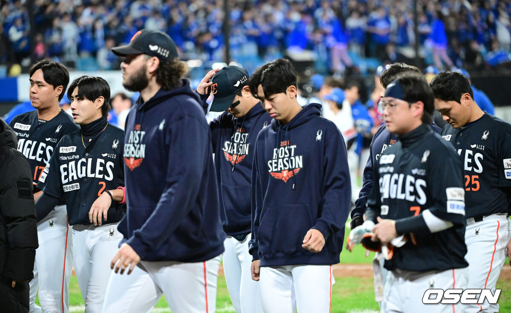 프로야구 삼성 라이온즈가 김영웅의 대활약에 힘입어 플레이오프를 5차전으로 끌고 간다.삼성은 22일 대구 삼성 라이온즈파크에서 열린 '2025 신한 SOL뱅크 KBO리그' 포스트스진 플레이오프 4차전 한화 이글스와의 경기에서 7-4로 역전승을 거뒀다. 이로써 삼성은 시리즈 전적 2승2패를 만들며 승부를 5차전까지 끌고 갔다. 이날 김영웅이 동점 스리런 홈런과 역전 스리런 홈런을 연달아 뽑아내며 승리를 이끌었다. 경기를 마치고 한화 선수들이 팬들에게 인사한 뒤 그라운드를 나서고 있다. 2025.10.22 / dreamer@osen.co.kr