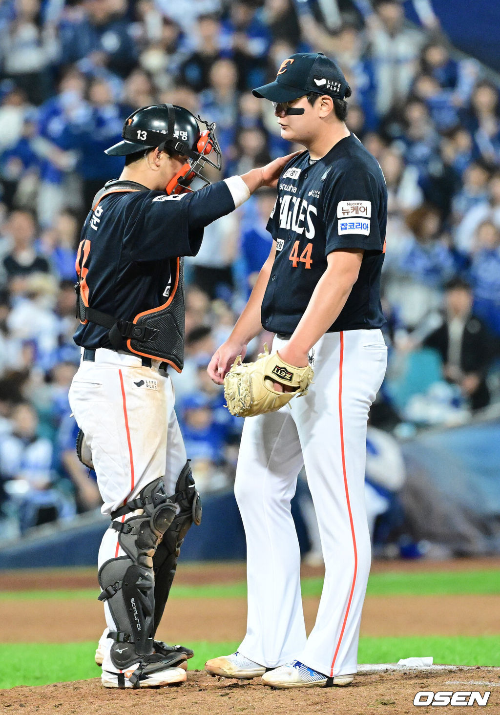 22일 대구 삼성라이온즈파크에서 ‘2025 신한 SOL Bank KBO리그’ 포스트시즌 플레이오프 4차전 삼성 라이온즈와 한화 이글스의 경기가 열렸다.삼성은 원태인, 한화는 정우주를 선발로 내세웠다.6회말 2사 1, 2루 상황 한화 투수 김서현이 마운드를 내려가며 포수 최재훈과 대화를 나누다. 2025.10.22 / dreamer@osen.co.kr