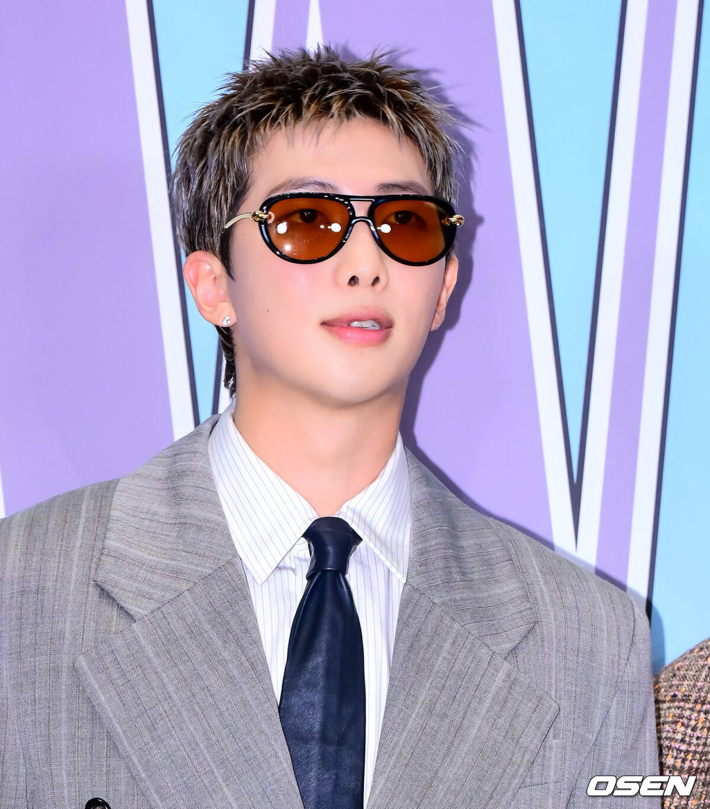 15일 서울 종로구 당주동 포시즌스 호텔 서울에서 더블유 코리아 제20회 유방암 인식 향상 캠페인 자선 포토 행사가 열렸다.이날 TXT 수빈, 고수, 고현정, 공명, 그레이, 김민하, 김세정, 김영광, 김영대, 김지석, 노상현, 노정의, 덱스, 르세라핌(채원, 카즈하), 몬스타엑스(형원, 셔누), 문소리, 바밍타이거, 박규영, 박은빈, 박재범, 방탄소년단 RM, 제이홉, 뷔, 변우석, 수현, 스트레이키즈(방찬, 승민), 아이들(미연, 민니, 소연, 슈화, 우기), 아이브 레이, 안유진, 장원영, 아일릿(윤아, 모카, 민주, 원희, 이로하), 에스파(카리나, 윈터, 지젤, 닝닝), 엔믹스(해원, 설윤), 엔하이픈(성훈, 제이크), 엔하이픈(정원), 엘리스, 올데이프로젝트(애니, 타잔, 베일리, 영서, 우찬), 우원재, 원지안, 이동휘, 이민호, 이수지, 이수혁, 이영애, 이유미, 이준혁, 이준호, 이채민, 임수정, 임지연, 있지(예지, 유나), 장윤주, 전소니, 전소미, 전여빈, 정려원, 정해인, 조유리, 추영우, 코드쿤스트, 크리스탈, 키키(지유, 이솔, 수이, 하음, 키야), 태양, 하정우, 화사, 효연 등이 참석했다.방탄소년단 RM이 포즈를 취하고 있다. 2025.10.14. /jpnews@osen.co.kr