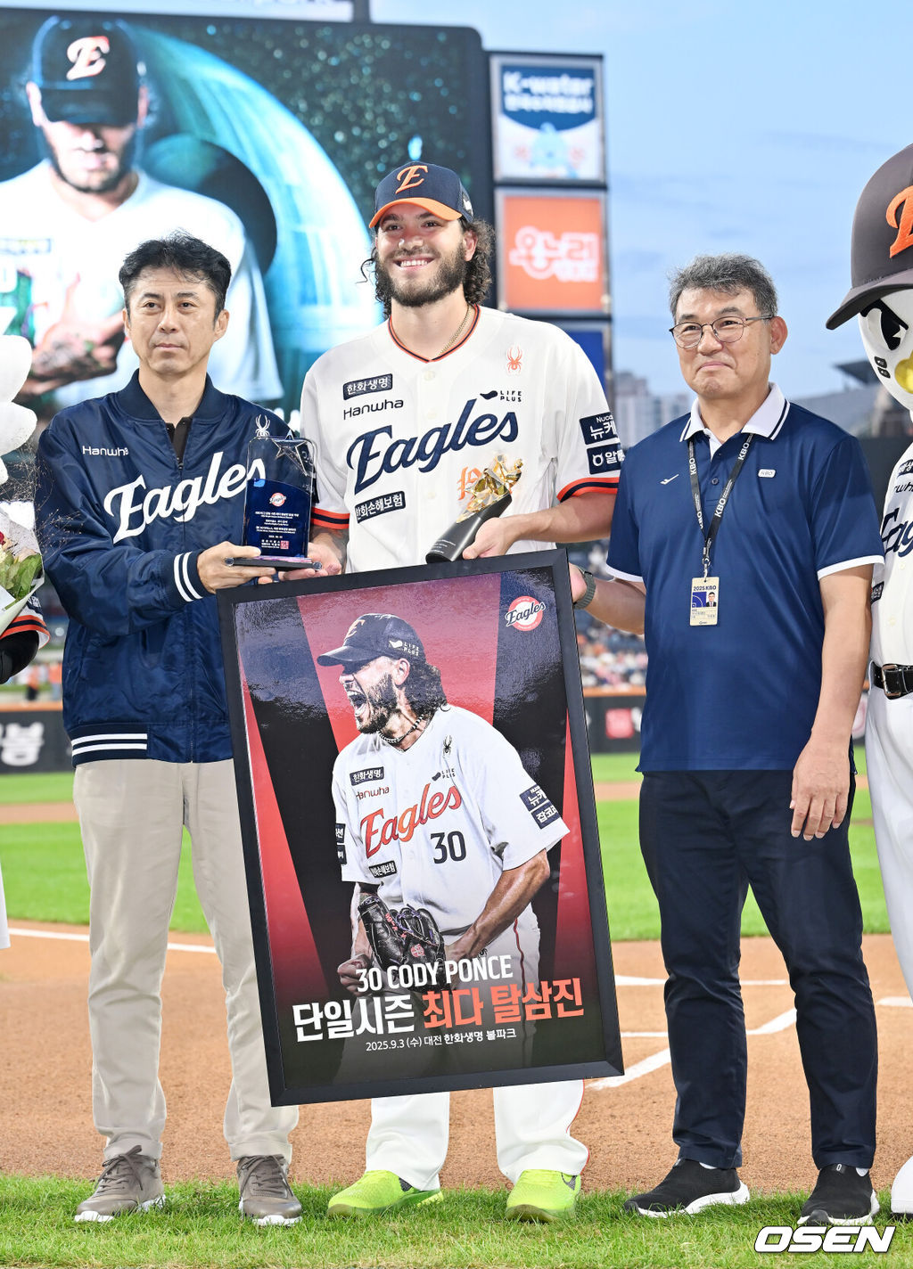 26일 오후 대전 한화생명볼파크에서 2025 신한 SOL Bank KBO리그 한화 이글스와 LG 트윈스의 경기가 열렸다.한화는 류현진, LG는 치리노스를 선발 투수로 내세웠다.경기에 앞서 한화 폰세의 단일 시즌 최다 탈삼진 시상식이 진행되고 있다. 2025.09.26 /rumi@osen.co.kr