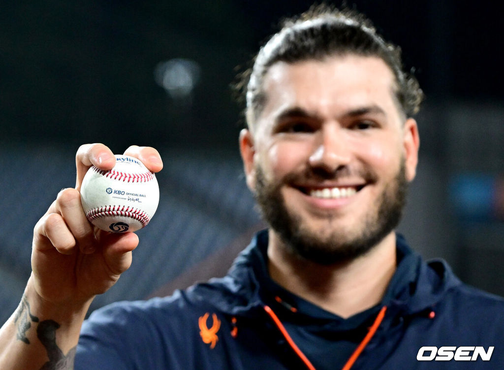 프로야구 한화 이글스 투수 코디 폰세가 KBO리그 역대 단일 시즌 최다 228탈삼진 신기록을 세웠다. 불펜 난조로 폰세의 승리는 날아갔지만 경기는 한화가 끝내기로 이겼다. 한화는 3일 대전 한화생명볼파크에서 치러진 2025 신한 SOL Bank KBO리그 NC 다이노스와의 홈경기를 6-5 끝내기 승리로 장식했다.폰세가 6이닝 8탈삼진 3실점으로 막고 KBO리그 역대 단일 시즌 최다 228탈삼진 기록을 세운 가운데 연장 10회말 황영묵의 끝내기가 터졌다. 이번 시즌 228탈삼진 기록을 세운 한화 코디 폰세가 기념구를 들고 포즈를 취하고 있다. 2025.09.03 / dreamer@osen.co.kr