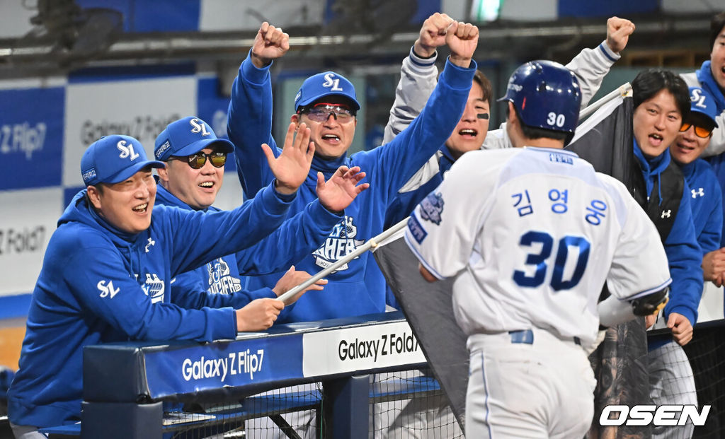 22일 대구 삼성라이온즈파크에서 2025 신한 SOL뱅크 KBO 플레이오프 삼성 라이온즈와 한화 이글스의 4차전 경기가 열렸다. 홈팀 삼성은 원태인이, 방문팀 한화는 정우주가 선발 투수로 출전했다.삼성 라이온즈 김영웅이 7회말 1사 1,2루 우월 역전 3점 홈런을 치고 박진만 감독과 코치들의 축하를 받고 있다. 2025.10.22 / foto0307@osen.co.kr