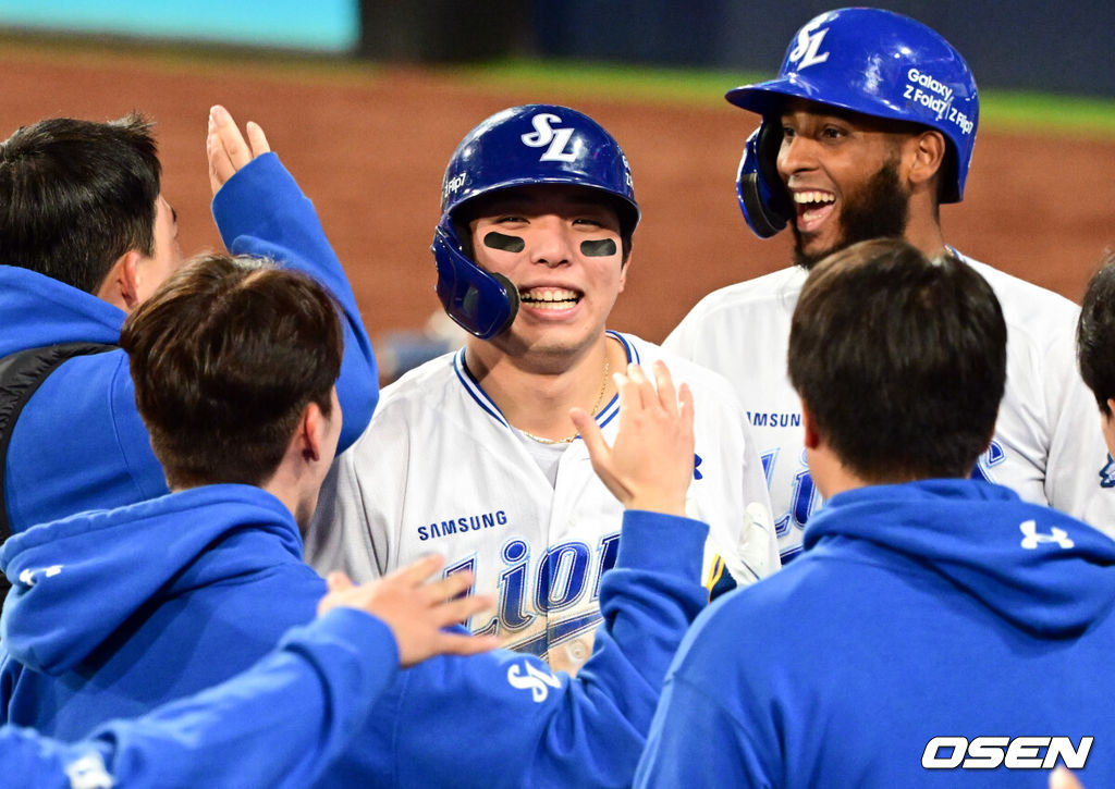 22일 대구 삼성라이온즈파크에서 2025 신한 SOL Bank KBO리그 포스트시즌 플레이오프 4차전 삼성 라이온즈와 한화 이글스의 경기가 열렸다.홈팀 삼성은 원태인, 방문팀 한화는 정우주를 선발로 내세웠다.7회말 1사 1,2루 삼성 김영웅이 역전 3점 홈런을 날린 뒤 더그아웃에서 축하를 받고 있다. 6회 동점 3점 홈런에 이은 멀티 홈런. 2025.10.22 /cej@osen.co.kr