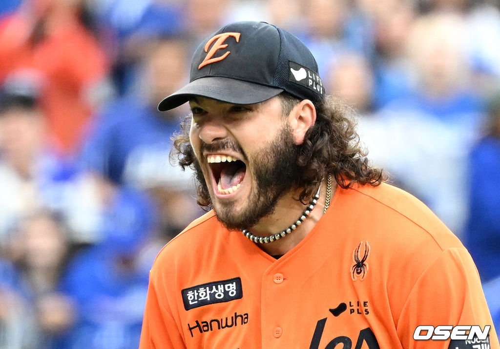 18일 오후 대전 한화생명볼파크에서 2025 신한 SOL Bank KBO리그 포스트시즌 플레이오프 1차전 한화 이글스와 삼성 라이온즈의 경기가 열렸다.한화는 폰세, 삼성은 가라비토를 선발 투수로 내세웠다.1회초 2사에서 한화 폰세가 삼성 구자욱을 삼진 처리하고 환호하고 있다. 2025.10.18 /sunday@osen.co.kr