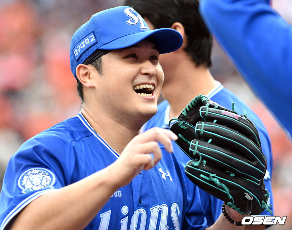 19일 오후 대전 한화생명볼파크에서 2025 신한 SOL Bank KBO리그 포스트시즌 플레이오프 2차전 한화 이글스와 삼성 라이온즈의 경기가 열렸다.한화는 라이언 와이스, 삼성은 최원태를 선발 투수로 내세웠다.  7회말 권광민을 삼진으로 처리 7이닝을 1실점으로 막아낸 최원태가 기뻐하고 있다. 2025.10.19 /spjj@osen.co.kr