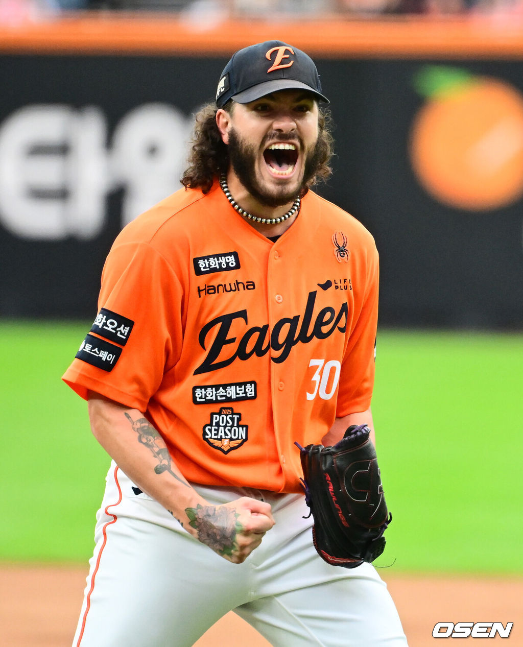 18일 오후 대전 한화생명볼파크에서 2025 신한 SOL Bank KBO리그 포스트시즌 플레이오프 1차전 한화 이글스와 삼성 라이온즈의 경기가 열렸다.한화는 폰세, 삼성은 가라비토를 선발 투수로 내세웠다.1회 2사에서 한화 폰세가 삼성 구자욱을 삼진 처리하며 포효하고 있다. 2025.10.18 /jpnews@osen.co.kr