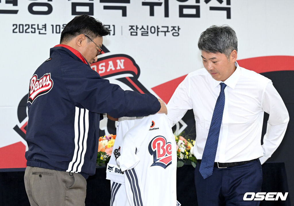 23일 오후 서울 잠실야구장에서 두산 베어스 김원형 감독 취임식이 열렸다.계약 규모는 2+1년 최대 20억 원(계약금 5억, 연봉 각 5억 원)이다.김 감독은 23일 취임식을 거쳐 29일부터 진행되는 일본 미야자키 마무리캠프로 향해 2025시즌을 복기하고 2026시즌 팀을 한 단계 업그레이드 시킬 수 있는 옥석가리기에 나설 예정이다.두산 고영섭 대표이사가 김원형 감독에게 유니폼을 입혀주고 있다. 2025.10.23 /sunday@osen.co.kr