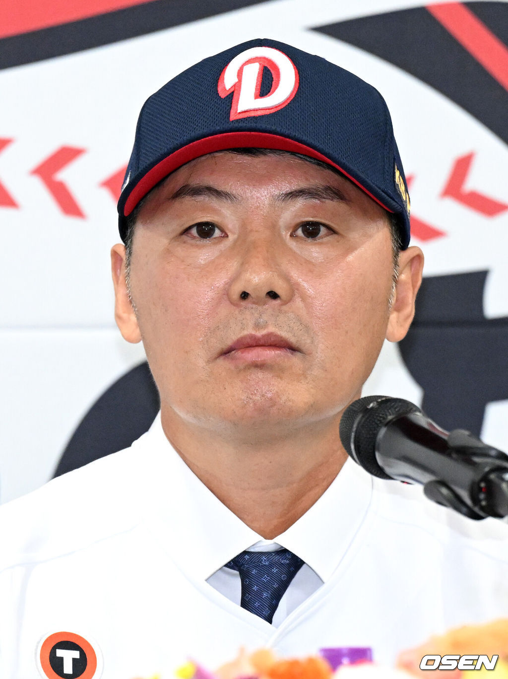 23일 오후 서울 잠실야구장에서 두산 베어스 김원형 감독 취임식이 열렸다.계약 규모는 2+1년 최대 20억 원(계약금 5억, 연봉 각 5억 원)이다.김 감독은 23일 취임식을 거쳐 29일부터 진행되는 일본 미야자키 마무리캠프로 향해 2025시즌을 복기하고 2026시즌 팀을 한 단계 업그레이드 시킬 수 있는 옥석가리기에 나설 예정이다.두산 김원형 감독이 인터뷰를 하고 있다. 2025.10.23 /sunday@osen.co.kr