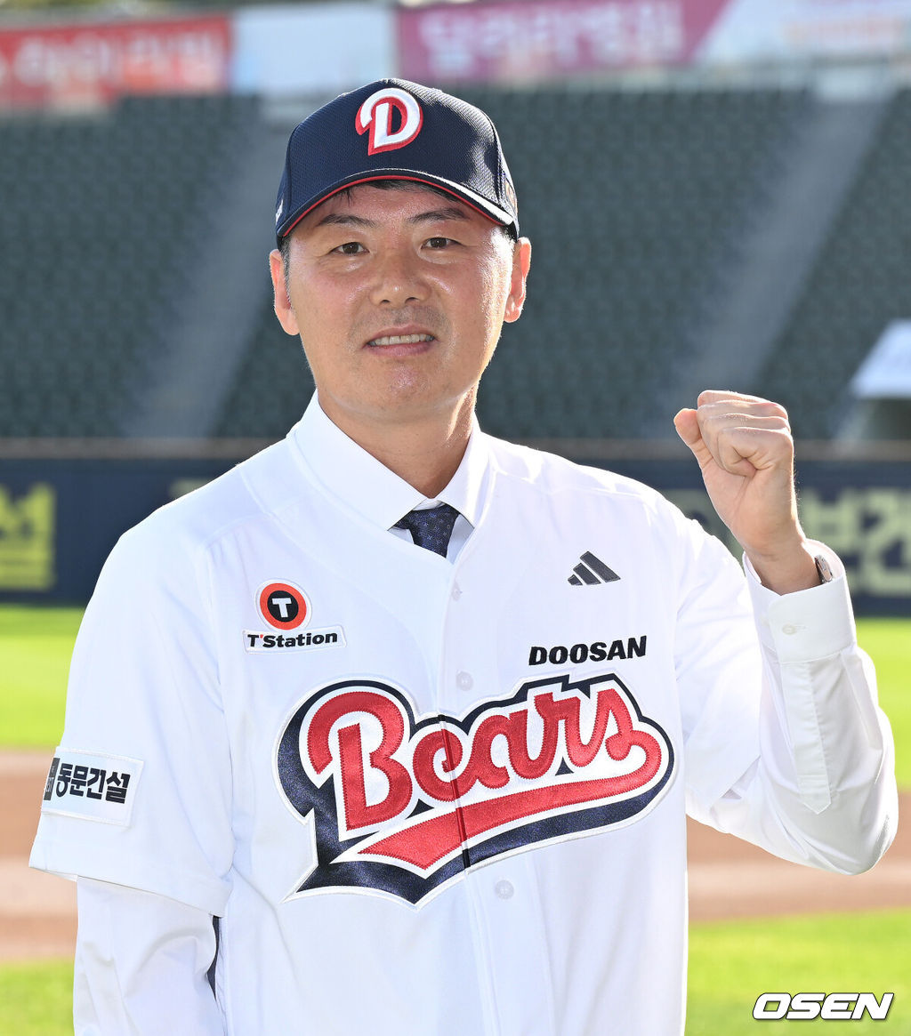 23일 오후 서울 잠실야구장에서 두산 베어스 김원형 감독 취임식이 열렸다.계약 규모는 2+1년 최대 20억 원(계약금 5억, 연봉 각 5억 원)이다.김 감독은 23일 취임식을 거쳐 29일부터 진행되는 일본 미야자키 마무리캠프로 향해 2025시즌을 복기하고 2026시즌 팀을 한 단계 업그레이드 시킬 수 있는 옥석가리기에 나설 예정이다.두산 김원형 감독이 기념촬영을 하고 있다. 2025.10.23 /sunday@osen.co.kr