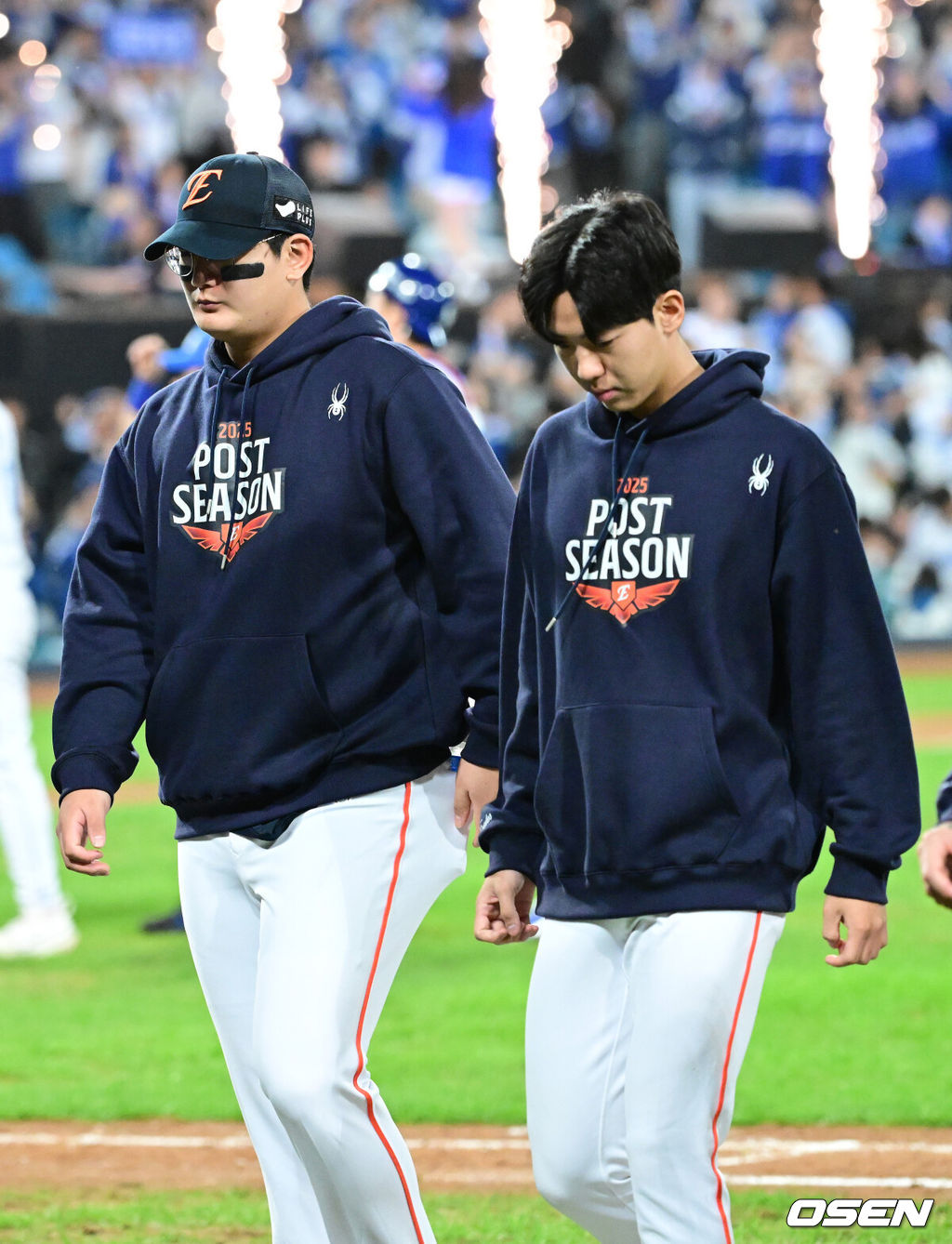 프로야구 삼성 라이온즈가 김영웅의 대활약에 힘입어 플레이오프를 5차전으로 끌고 간다.삼성은 22일 대구 삼성 라이온즈파크에서 열린 '2025 신한 SOL뱅크 KBO리그' 포스트스진 플레이오프 4차전 한화 이글스와의 경기에서 7-4로 역전승을 거뒀다. 이로써 삼성은 시리즈 전적 2승2패를 만들며 승부를 5차전까지 끌고 갔다. 이날 김영웅이 동점 스리런 홈런과 역전 스리런 홈런을 연달아 뽑아내며 승리를 이끌었다. 경기를 마치고 한화 김서현과 황준서가 팬들에게 인사한 뒤 그라운드를 나서고 있다. 2025.10.22 / dreamer@osen.co.kr