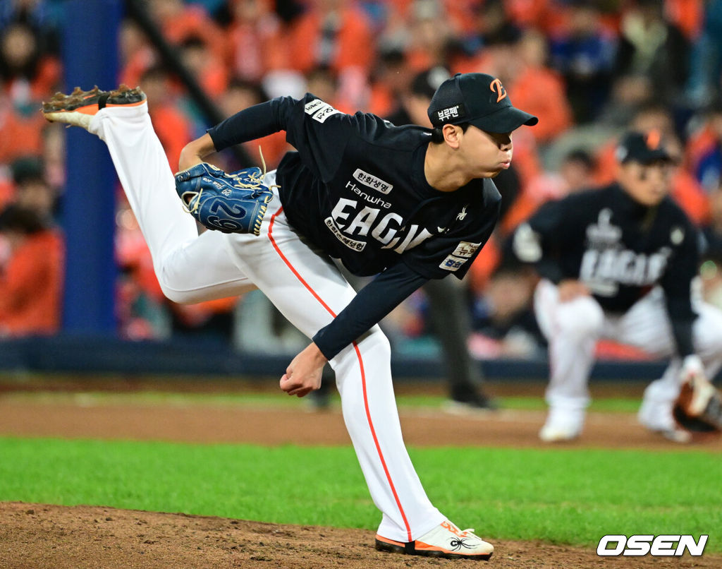 22일 대구 삼성라이온즈파크에서 2025 신한 SOL Bank KBO리그 포스트시즌 플레이오프 4차전 삼성 라이온즈와 한화 이글스의 경기가 열렸다.홈팀 삼성은 원태인, 방문팀 한화는 정우주를 선발로 내세웠다.6회말 한화 황준서가 역투를 하고 있다. 2025.10.22 /cej@osen.co.kr