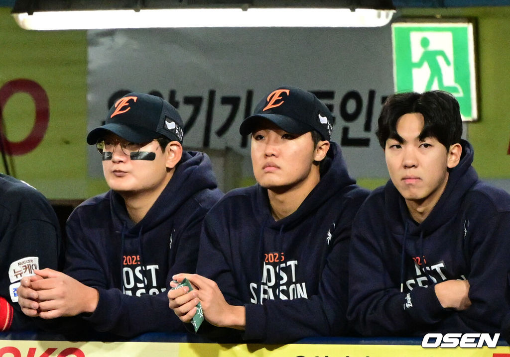 프로야구 삼성 라이온즈가 아직 플레이오프는 끝나지 않았다고 외쳤다. 김영웅의 미친 대활약에 힘입어 시리즈를 5차전으로 끌고 간다.삼성은 22일 대구 삼성 라이온즈파크에서 열린 '2025 신한 SOL뱅크 KBO리그' 포스트스진 플레이오프 4차전 한화 이글스와의 경기에서 7-4로 역전승을 거뒀다. 이로써 삼성은 시리즈 전적 2승2패를 만들며 승부를 5차전까지 끌고 갔다. 5차전은 오는 24일 대전 한화생명볼파크에서 열린다. 이날 김영웅이 동점 스리런 홈런과 역전 스리런 홈런을 연달아 뽑아내며 승리를 이끌었다. 김영웅은 이날 6타점을 더하면서 2017년 두산 오재일과 함께 단일 플레이오프 최다 타점(12타점) 타이를 이뤘다.한화 김서현, 정우주, 황준서가 경기를 지켜보고 있다. 2025.10.22 /cej@osen.co.kr